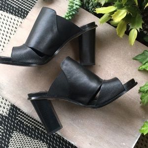 White House/Black Market Black Shoes